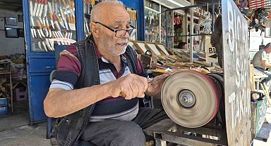 Eskişehir'de 82 yaşındaki Erhan amca, yıllardır gönlünü verdiği işi yapıyor