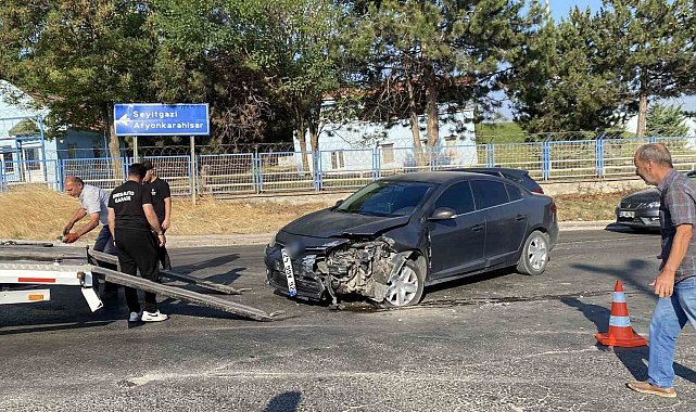 Eskişehir'de hafif ticari araç ile otomobil çarpıştı: 1 yaralı