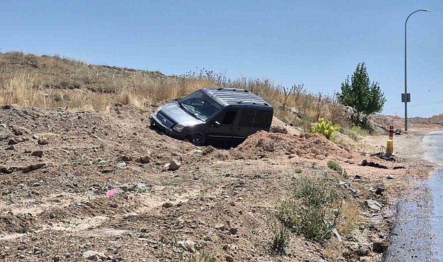 Eskişehir'de hafif ticari araç toprak alana savruldu: 2 yaralı
