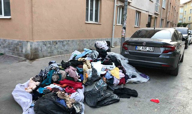 Eskişehir'de kaldırımı kapatan kıyafet yığını dikkat çekti