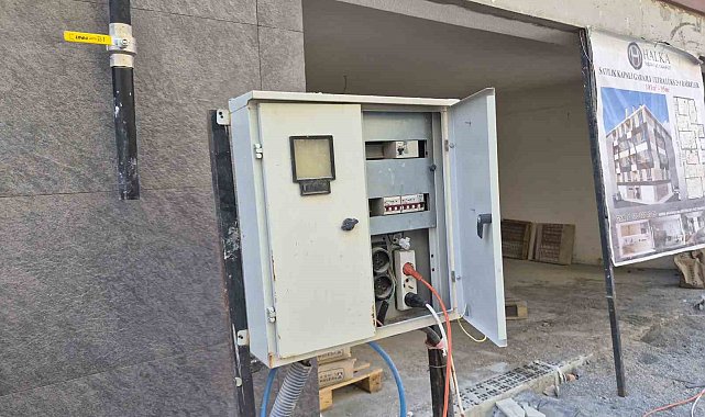 Eskişehir'de kapağı açık bırakılan elektrik panosu korkutuyor