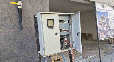 Eskişehir'de kapağı açık bırakılan elektrik panosu korkutuyor
