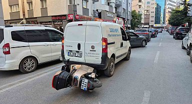 Eskişehir'de korkutan kaza: Motosiklet, hafif ticari aracın altına girdi