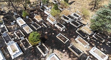 Eskişehir'de mezarlar alevler içinde kaldı