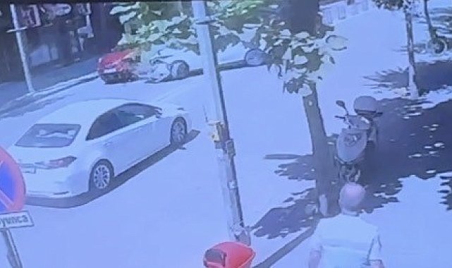Eskişehir'de U dönüşü yapan otomobile başka bir otomobilin çarpma anı kamerada