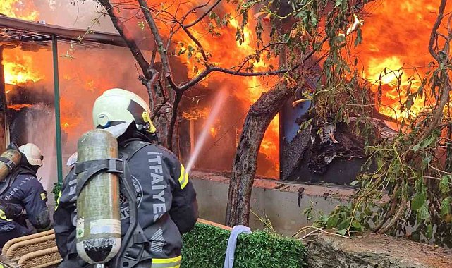 Ev alevlere teslim oldu, mahsur kalan engelli kadını itfaiye kurtardı