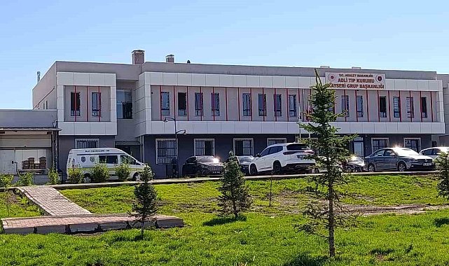 Evinde bıçaklanan adam hayatını kaybetti