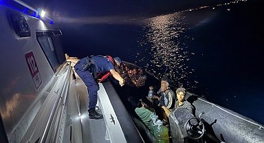 Ezine açıklarında 14 kaçak göçmen yakalandı