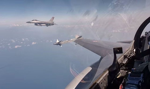 F-16 savaş uçaklarından Karadeniz'de eğitim uçuşu