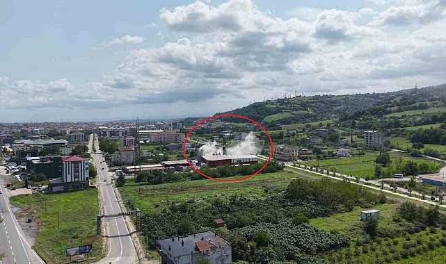 Fabrika bacasından çıkan duman korkuttu