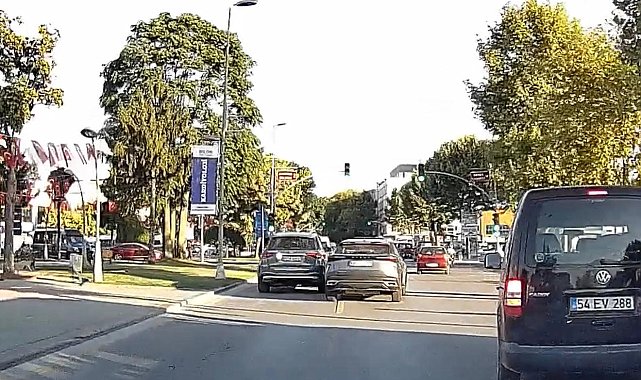 Faciaya davetiye çıkardı: Trafiğin yoğunluğuna aldırmadan makas attı