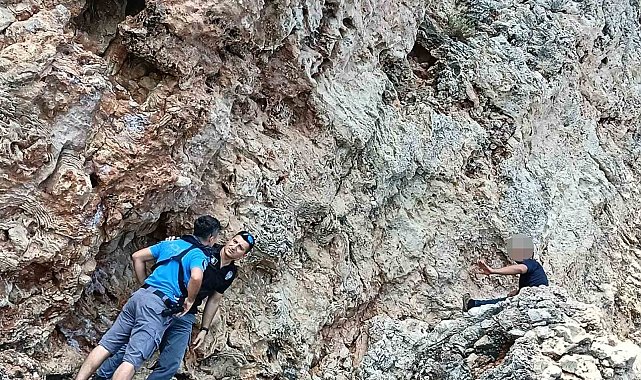 Falezlerin denizle buluştuğu kayalıklara çıktı, ekipleri alarma geçirdi