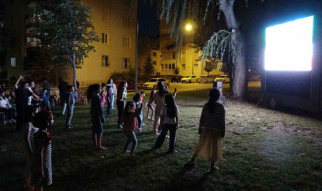 Farklı kuşaklar açık hava sinemasında buluştu
