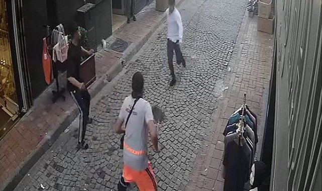 Fatih'te tramvayda telefon çaldıktan sonra kaçan hırsıza, temizlik personelinden süpürgeli müdahale kamerada