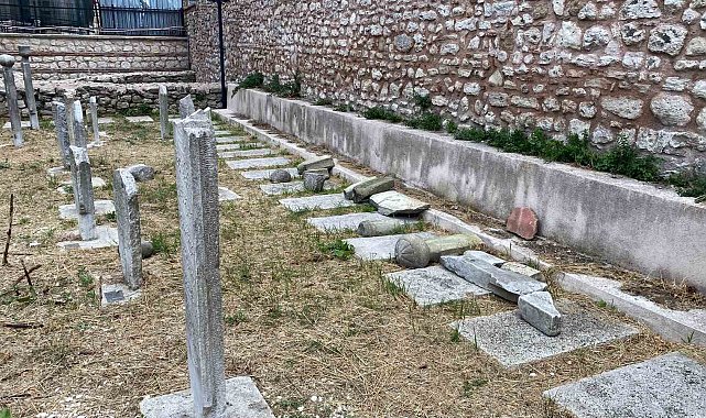 Fatih'teki tarihi hazirede 7 mezar taşını kırıp kaçtı