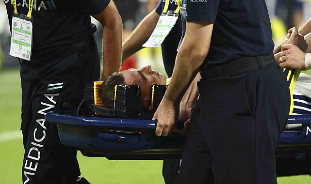 Fenerbahçeli oyuncu Kerem Aktürkoğlu, Konyaspor maçında kafasına aldığı darbe sonucu kafa travması geçirirken, kontrol amacıyla hastaneye götürüldü.
