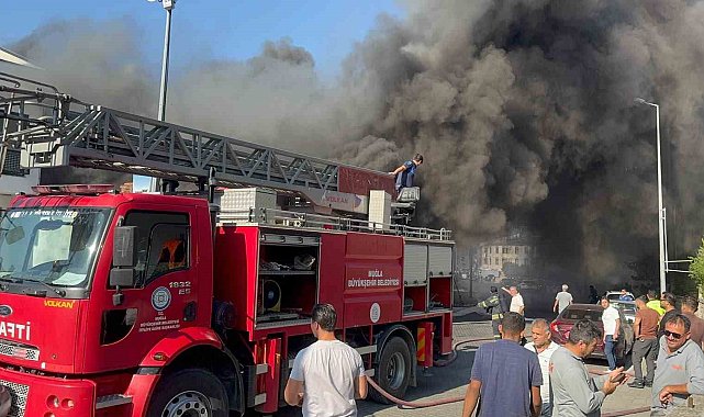 Fethiye'de ayakkabı mağazası alevlere teslim oldu