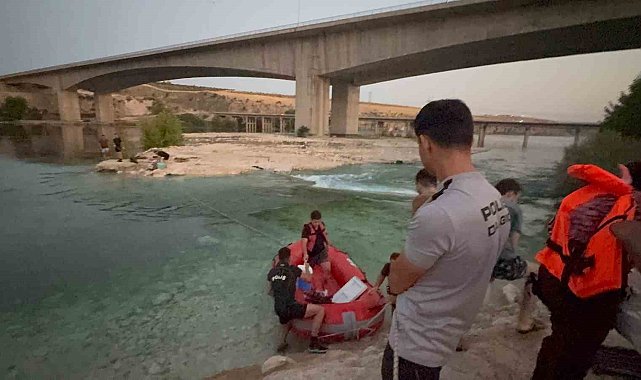 Fırat Nehri'nde su seviyesinin yükselmesi ile mahsur kalan 10 kişi kurtarıldı
