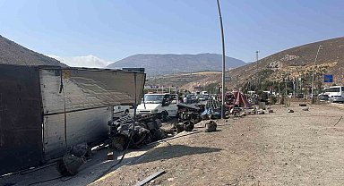 Freni boşalan tır ortalığı savaş alanına çevirdi