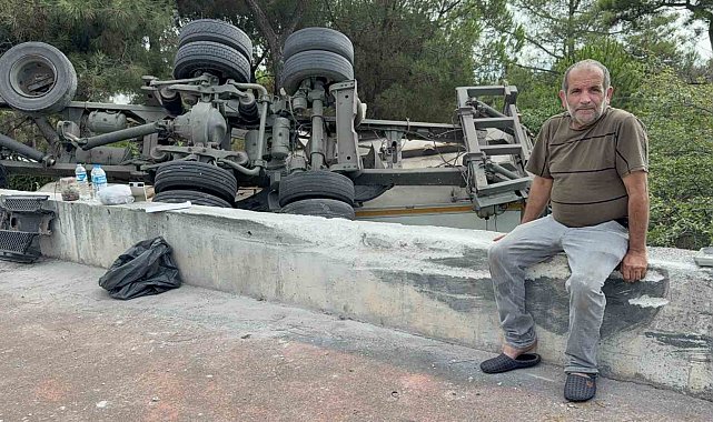Freni tutmayan kamyon bahçeye devrildi: Sürücüyü emniyet kemeri kurtardı