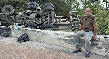 Freni tutmayan kamyon bahçeye devrildi: Sürücüyü emniyet kemeri kurtardı