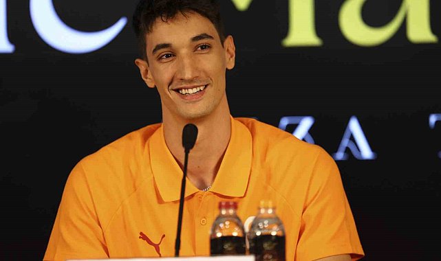 Galatasaray, yeni transferi Efe Mandıracı için imza töreni düzenledi