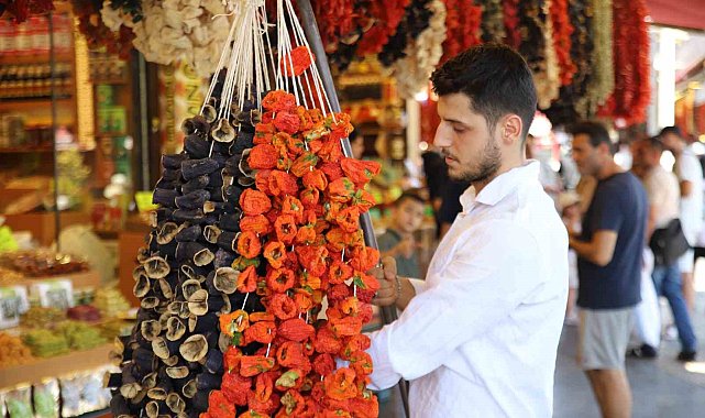 Gaziantep'te kurutmalık sebzeler tezgahlarda yerini aldı
