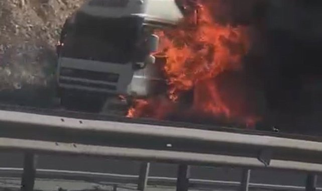 Gaziantep'te seyir halindeki tır alev alev yandı