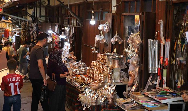Gaziantep'te sıcak havaya rağmen Bakırcılar Çarşısı'nda yoğunluk
