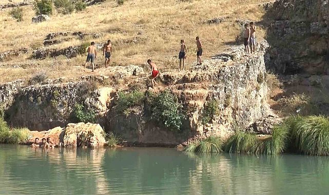 Gaziantep'te sıcaktan bunalan gençler Sıtma Pınar Çayı'na akın etti