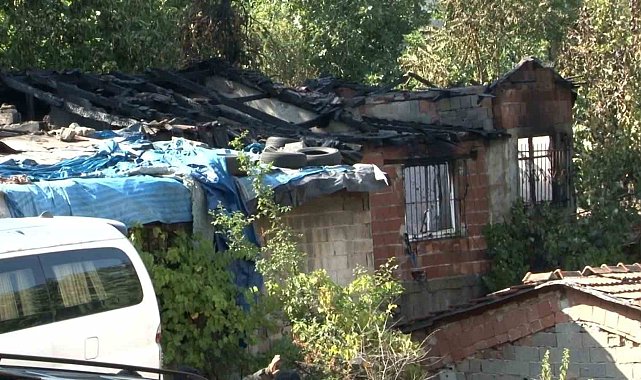 Gaziosmanpaşa'da iki gecekondu alevlere teslim oldu