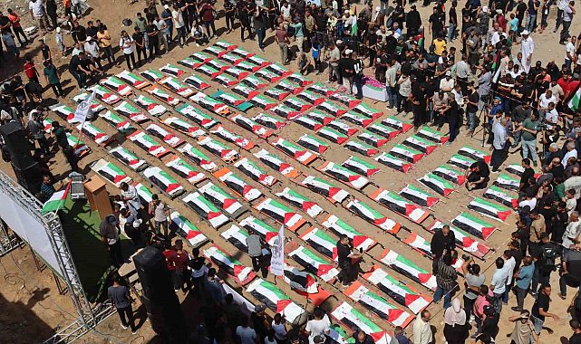 Gazze'de aynı aileden 112 kişi için toplu cenaze töreni