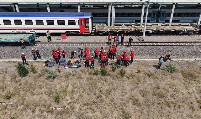 Gebze'de arama kurtarma ekiplerinden tren kazası tatbikatı