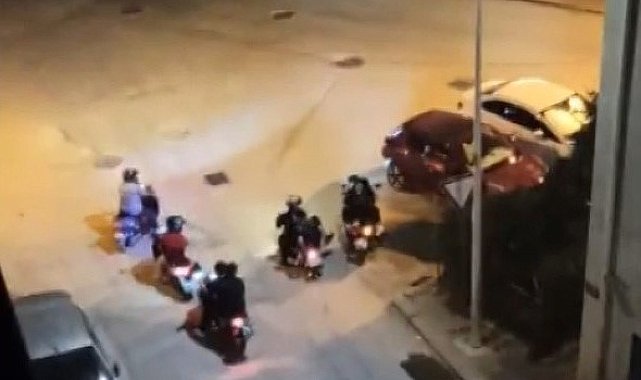 Gece saatlerinde çevreye rahatsızlık veren motosikletli gruba vatandaştan tepki
