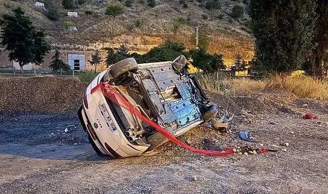 Gelin aracının lastiği patladı, otomobil takla attı