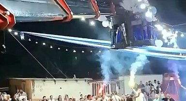 Gelin ile damat sahneye vinçle indi