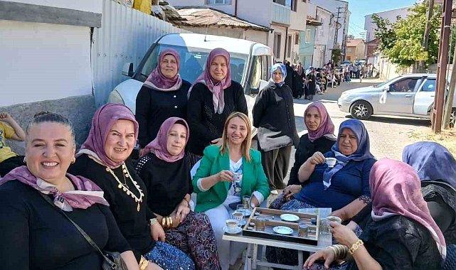 Gelin konvoyunun önünü kesen kadınlar yol ortasında tavla oynayıp, kahve içtiler