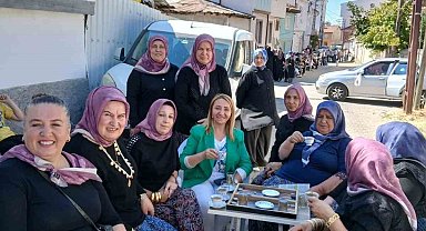 Gelin konvoyunun önünü kesen kadınlar yol ortasında tavla oynayıp, kahve içtiler