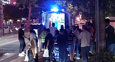 Genç kıza yaya geçidinden geçerken iki araç çarptı
