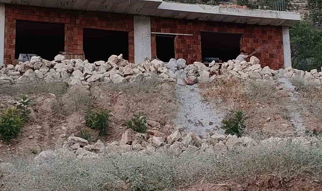 Gercüş'te iskeleden düşen taş ustası ağır yaralandı
