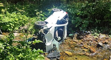 Giresun'da otomobil dereye devrildi: 6 yaralı