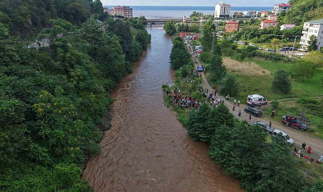Giresun'da sel sularına kapılan anne ile kızını arama çalışmaları havadan görüntülendi
