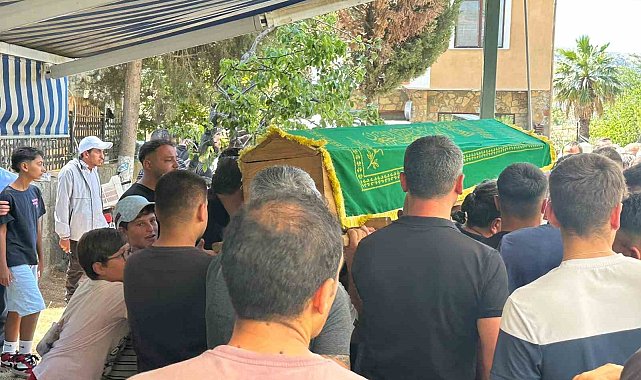 Gökçeada'da motosiklet ile otomobilin karıştığı kazada hayatını kaybeden çocuk toprağa verildi