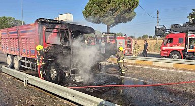 Gönen'de alevlere teslim olan kamyon kullanılamaz hale geldi