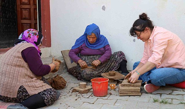 Gümüşhane'de 70 yaşındaki çömlek ustalarının emeği seramik sanatına ilham oldu