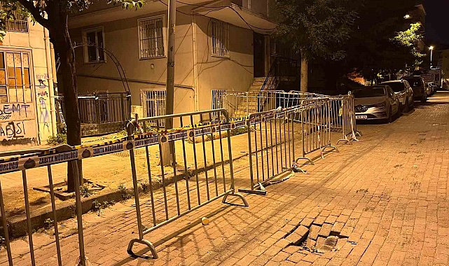 Güngören'de 5 katlı binanın balkonu çöktü: Binanın çevresi bariyerle kapatıldı