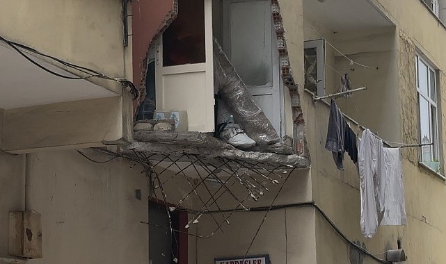 Güngören'de 5 katlı binanın balkonu yıkıldı; Bina sakini "Deprem oldu sandık" dedi