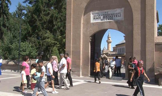 Hacı Bektaş Veli Türbesi'ne ziyaretçi akını