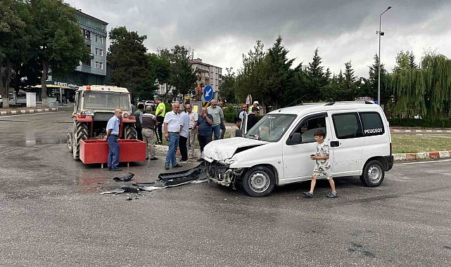 Hafif ticari araç ile traktör çarpıştı