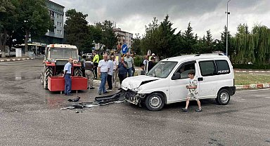Hafif ticari araç ile traktör çarpıştı